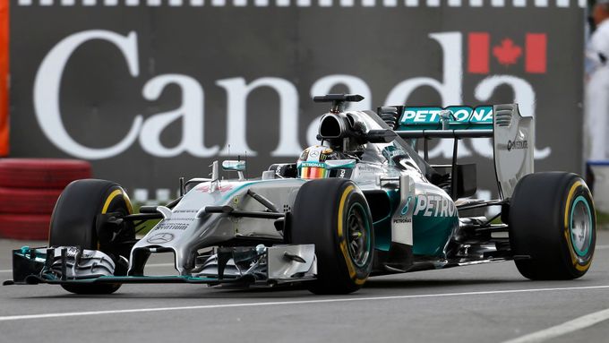 Lewis Hamilton v Mercedesu ovládl v Montrealu první závodní den.