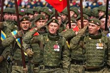 Moskva začne stahovat peníze od běžných Rusů. Na zemi to tvrdě dopadne, varuje ekonom