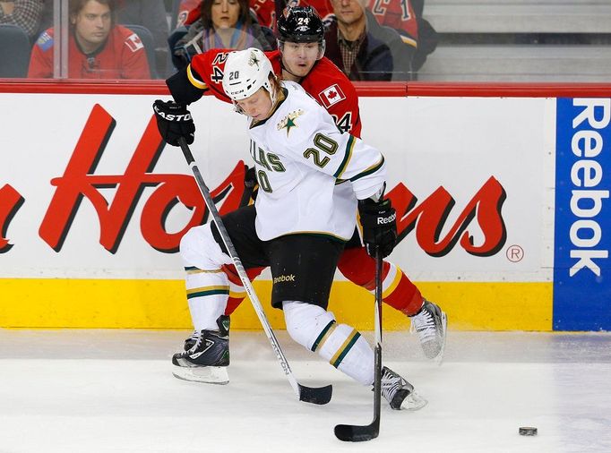 Jiří Hudler v utkání Calgary proti Dallasu v zámořské NHL.