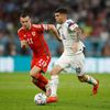 Gareth Bale a Christian Pulisic v zápase MS 2022 USA - Wales
