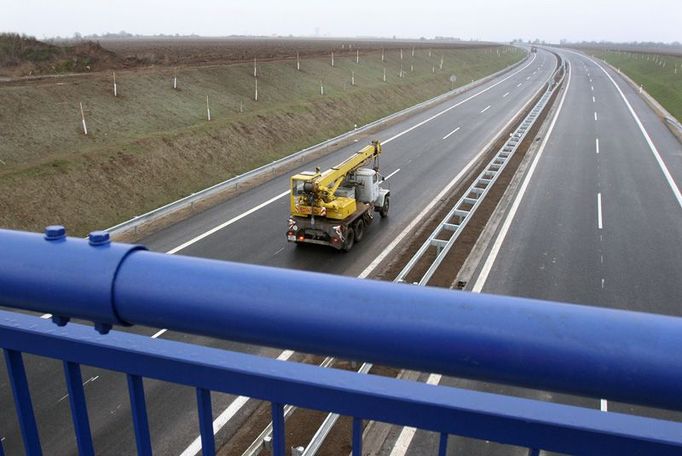 Zatím se může jezdit po dálnici v protisměru. Doprava bude na novou rychlostní silnici převedena od začátku víkendu.