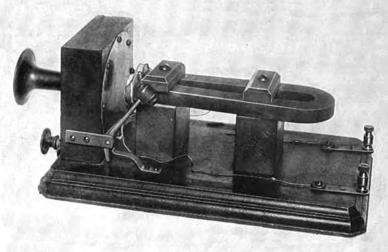 Alexander Graham Bell American - první telefon