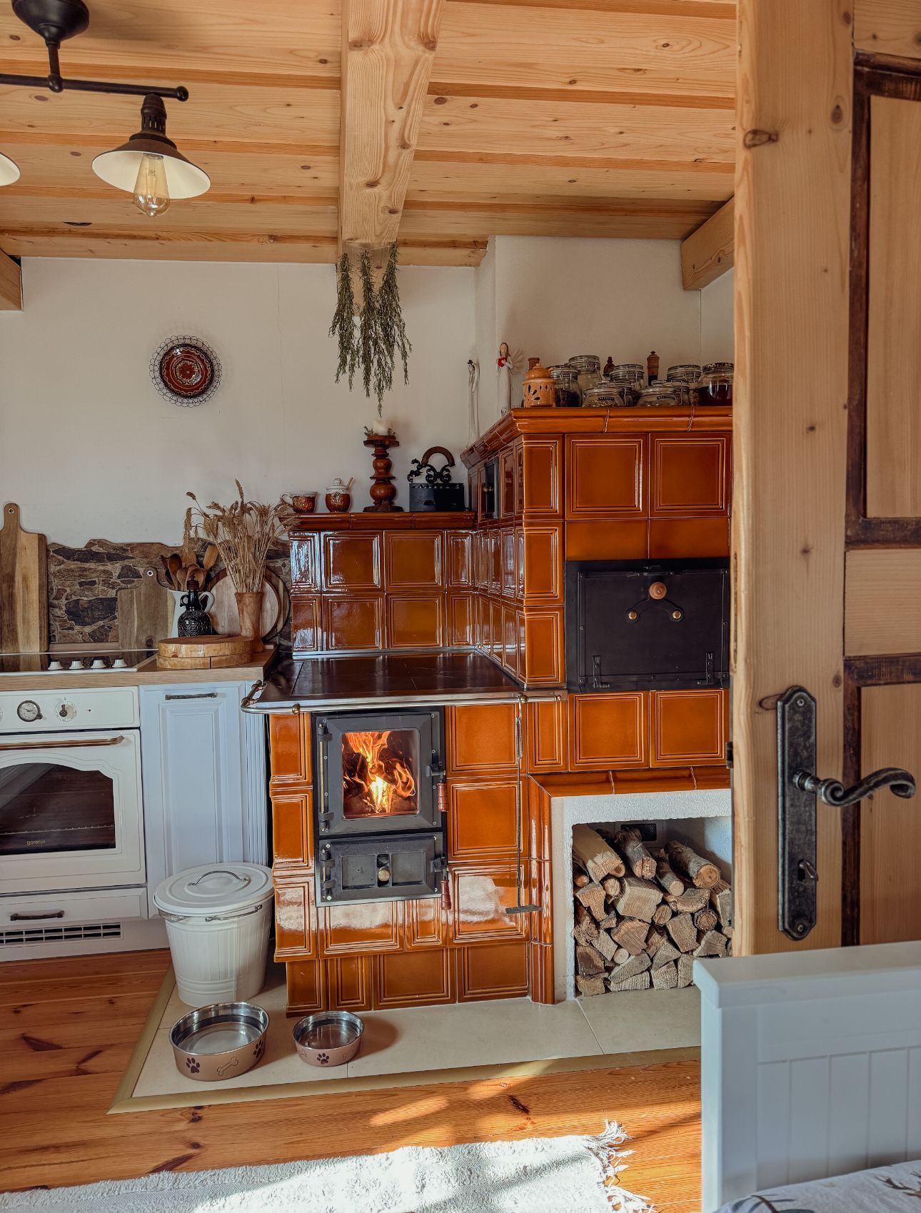 chalupa, les, bydlení, příběh, interiér, exteriér, příroda, chata