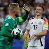 Kasper Schmeichel a Florian Wirtz v osmifinále Eura 2024 Německo - Dánsko