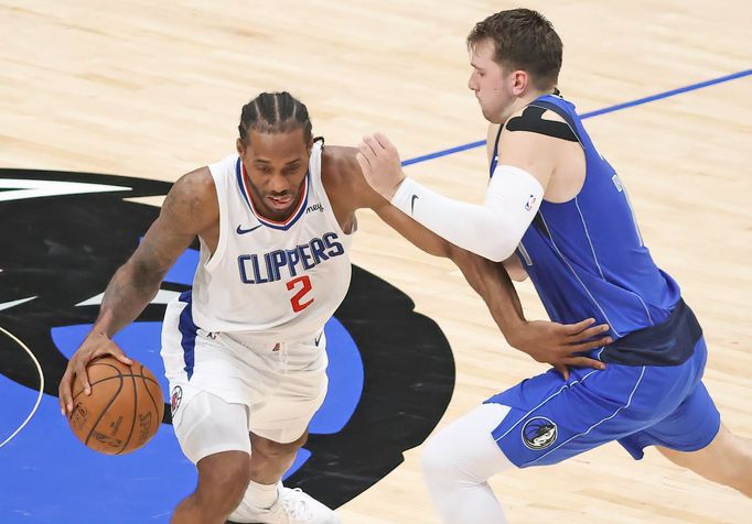 Kawhi Leonard z Los Angels Clippers proti Luka Doncicovi z Dallasu