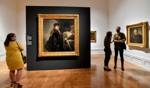 Ústředním dílem výstavy je Rembrandtovo jediné dílo v českých sbírkách, Učenec ve studovně (vlevo).