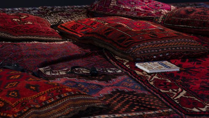 Obrazem: Národní galerie vystavuje koberec z Čapkovy povídky Čintamani a ptáci