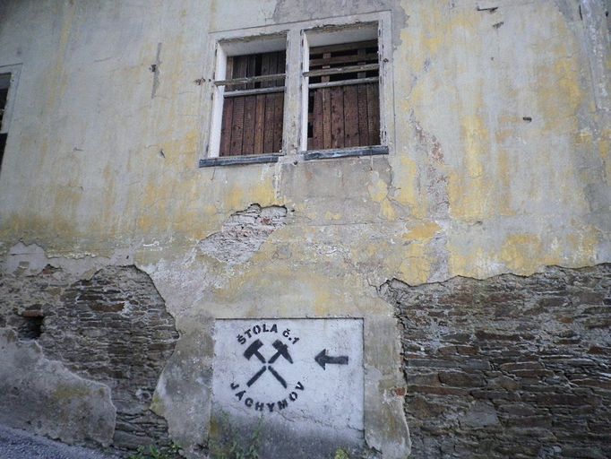 Nepoužívaný dům slouží alespoň jako ukazatel. Ve štole č. 1, vyražené v roce 1952, se nachází expozice jáchymovského hornictví.