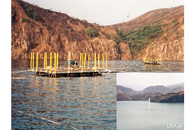 Odplyňovací plošina na jezeře Nyos v Kamerunu. Systém brání opakování katastrofy z roku 1986, kdy uniklý CO2 usmrtil přes 1 700 lidí.