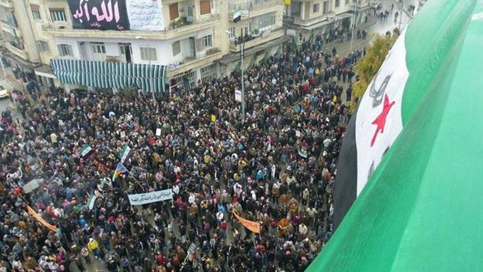 Demonstrace se konají od března, Asad stále odolává.