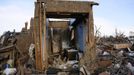 A bathroom is all that remains standing in a tornado-destroyed home in Moore, Oklahoma May 21, 2013. Rescuers went building to building in search of victims and thousands of survivors were homeless on Tuesday after a massive tornado tore through the Oklahoma City suburb of Moore, wiping out whole blocks of homes and killing at least 24 people. REUTERS/Rick Wilking (UNITED STATES - Tags: DISASTER ENVIRONMENT) Published: Kvě. 22, 2013, 1:48 dop.