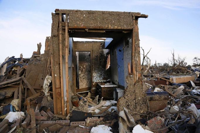 A bathroom is all that remains standing in a tornado-destroyed home in Moore, Oklahoma May 21, 2013. Rescuers went building to building in search of victims and thousands of survivors were homeless on Tuesday after a massive tornado tore through the Oklahoma City suburb of Moore, wiping out whole blocks of homes and killing at least 24 people. REUTERS/Rick Wilking (UNITED STATES - Tags: DISASTER ENVIRONMENT) Published: Kvě. 22, 2013, 1:48 dop.