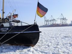 Lodě uvízly v ledu také v hamburském přístavu.