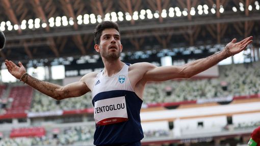 Miltiadis Tentoglu z Řecka se raduje ze zlaté medaile ze skoku do dálky na OH 2020.