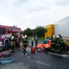Auto skončilo pod návěsem kamionu