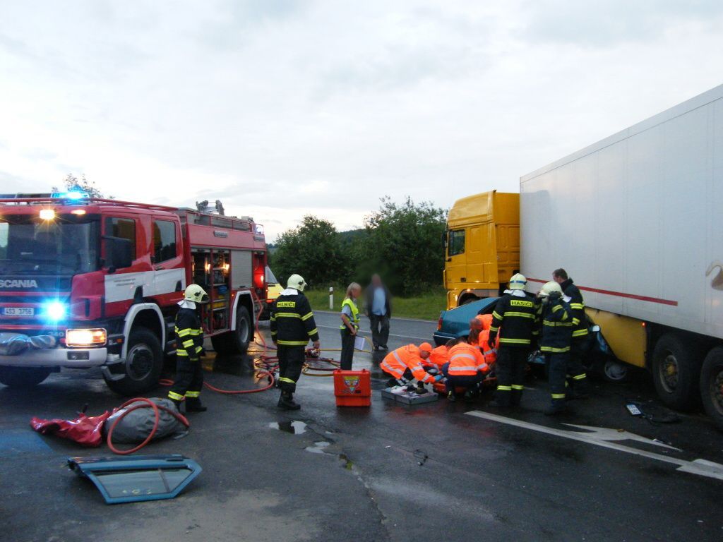 Auto skončilo pod návěsem kamionu