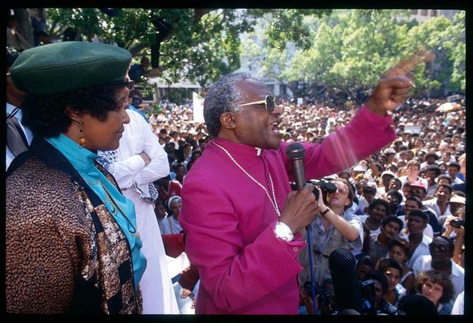 V 1985 Nelson Mandela odmítl podmínečné propuštění z vězení výměnou za zřeknutí se ozbrojeného boje. ANC a hlasy ze zahraničí postupně stupňovaly tlak za jeho propuštění.