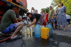 Voda teče jednou za tři dny a jen hnědá břečka. Obyvatelé Doněcku si stěžují Putinovi