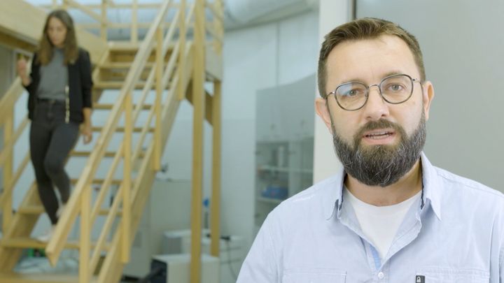 Vědec zkoumá molekuly uvnitř živé buňky. Děti lze pro chemii nadchnout u vaření, říká; Zdroj foto: Nadace Experientia
