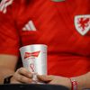 Fanoušek s kelímkem imitujícím nealkoholické pivo během zápasu MS 2022 USA - Wales