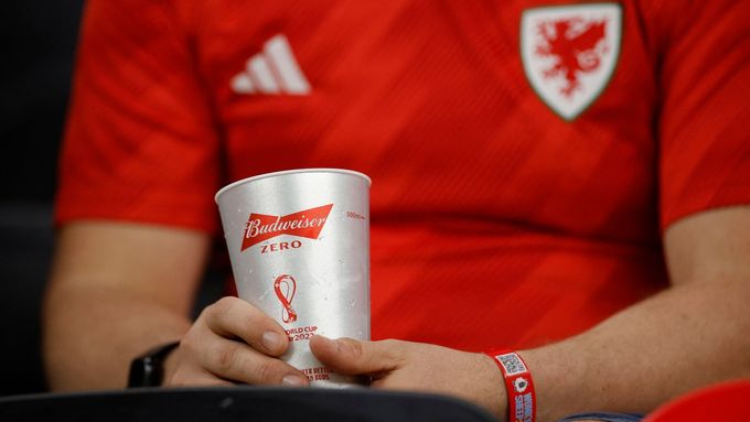 Fanoušek s nealkoholickým pivem během zápasu USA s Walesem na MS 2022.
