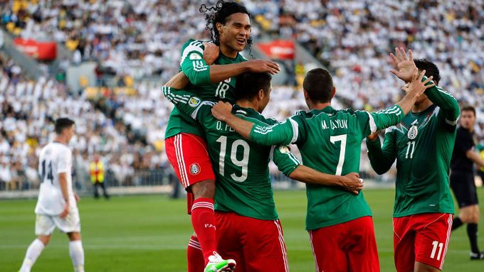 Radost mexických fotbalistů po brance Peralty do sítě Nového Zélandu