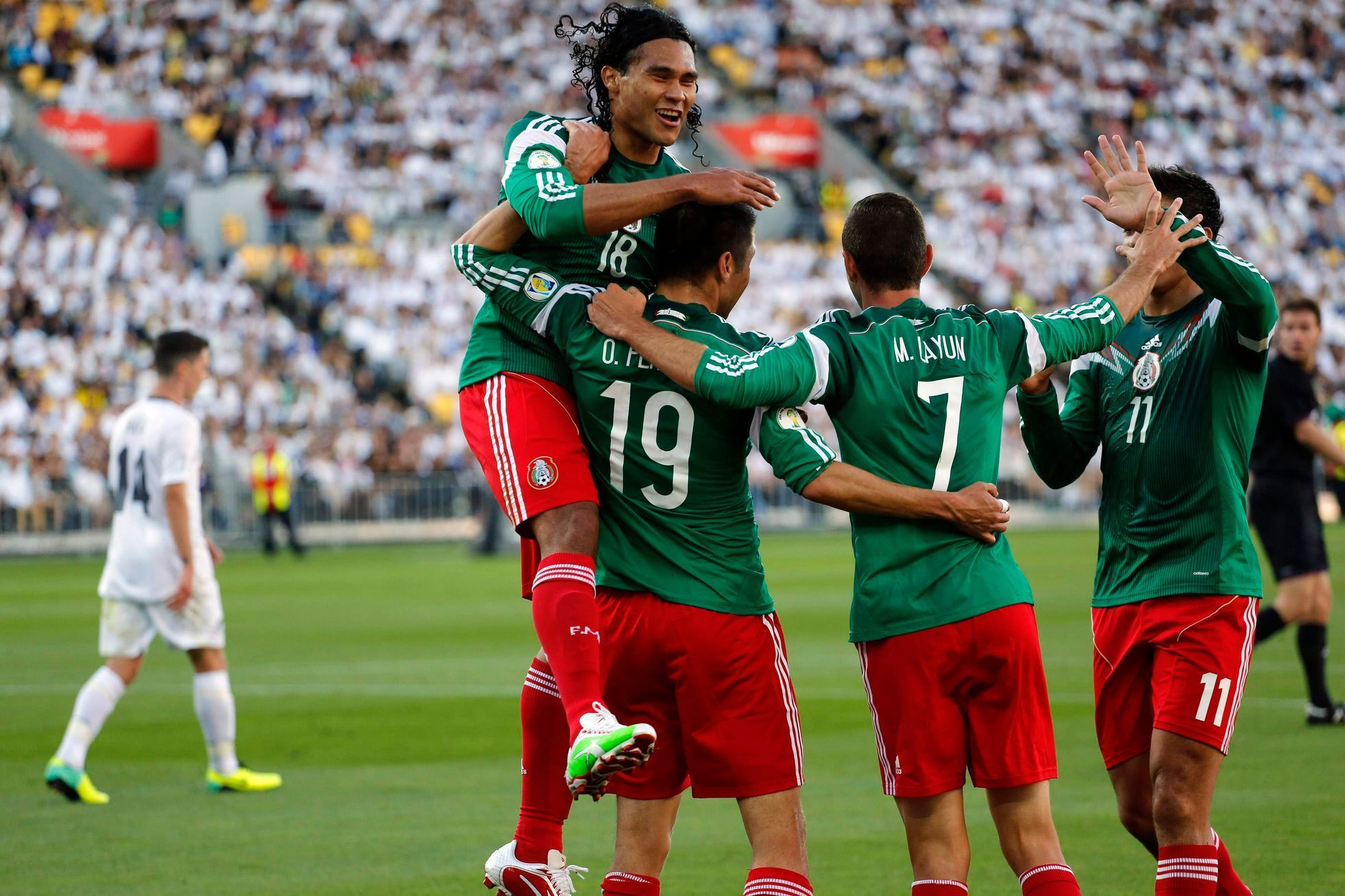 Radost mexických fotbalistů po brance Peralty do sítě Nového Zélandu