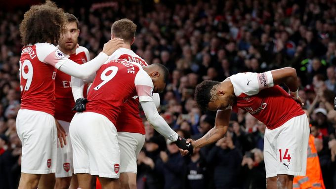 Poklona, střelče! Útočníci Arsenalu Alexandre Lacazette a Pierre-Emerick Aubameyang slaví gól, právě oni dva se postarali o tři trefy ze čtyř do sítě Tottenhamu.