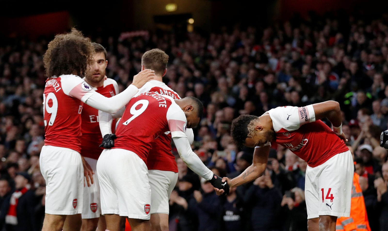 fotbal, anglická liga 2018/2019, Arsenal - Tottenham, domácí Alexandre Lacazette slaví gól s Pierrem-Emerickem Aubameyangem (číslo 14)