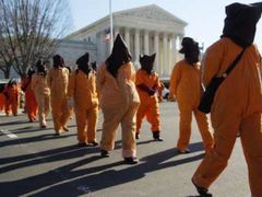 Odpůrci věznice na Guantánamu protestují ve 