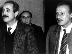 Soudci Giovanni Falcone a Paolo Borsellino v roce 1990.