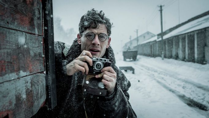 Novináře Garetha Jonese hraje James Norton.