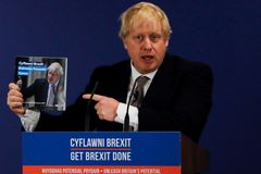 Špinavá hra před britskými volbami: Strany útočí falešnými profily i podpásovkami