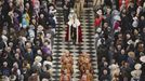 Britain's Queen Elizabeth and members of the Royal Family depart after a thanksgiving service to mark her Diamond Jubilee at St Paul's Cathedral in London June 5, 2012. Four days of nationwide celebrations during which millions of people have turned out to mark Queen Elizabeth's Diamond Jubilee conclude on Tuesday with a church service and carriage procession through central London. REUTERS/Jeff J Mitchell/pool (BRITAIN - Tags: SOCIETY ROYALS ENTERTAINMENT RELIGION) Published: Čer. 5, 2012, 11:26 dop.