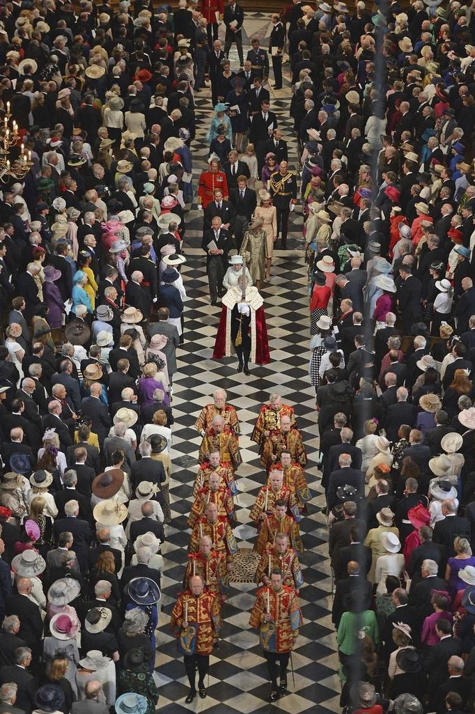 Britain's Queen Elizabeth and members of the Royal Family depart after a thanksgiving service to mark her Diamond Jubilee at St Paul's Cathedral in London June 5, 2012. Four days of nationwide celebrations during which millions of people have turned out to mark Queen Elizabeth's Diamond Jubilee conclude on Tuesday with a church service and carriage procession through central London. REUTERS/Jeff J Mitchell/pool (BRITAIN - Tags: SOCIETY ROYALS ENTERTAINMENT RELIGION) Published: Čer. 5, 2012, 11:26 dop.