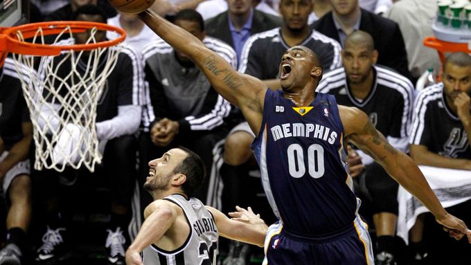 Darrell Arthur z Memphisu Grizzlies střílí koš v play off NBA proti San Antoniu Spurs