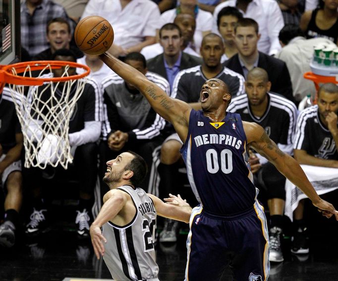 Darrell Arthur z Memphisu Grizzlies střílí koš v play off NBA proti San Antoniu Spurs