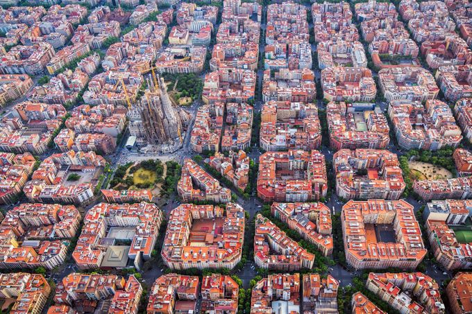 Barcelona, Španělsko. Pohled na různé městské aglomerace ve světě z ptačí perspektivy.