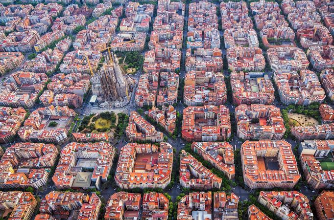 Barcelona, Španělsko. Pohled na různé městské aglomerace ve světě z ptačí perspektivy.