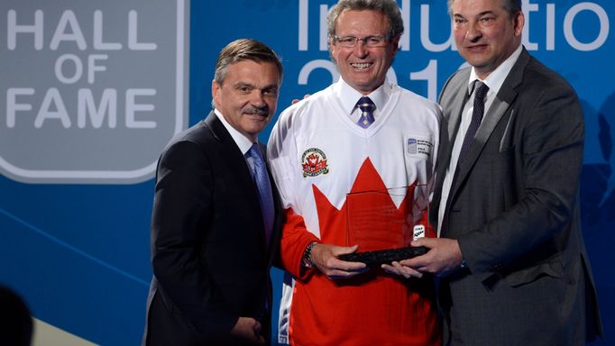 Kanadský útočník Paul Henderson (uprostřed) při uvedení do Síně slávy IIHF.