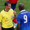 Rozhodčí Viktor Kassai a Mário Balotelli v utkání základní skupiny mezi Španělskem a Itálií na Euru 2012