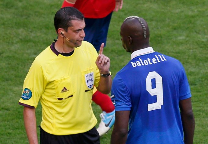 Rozhodčí Viktor Kassai domlouvá Máriu Balotellimu během utkání základní skupiny mezi Španělskem a Itálií na Euru 2012.