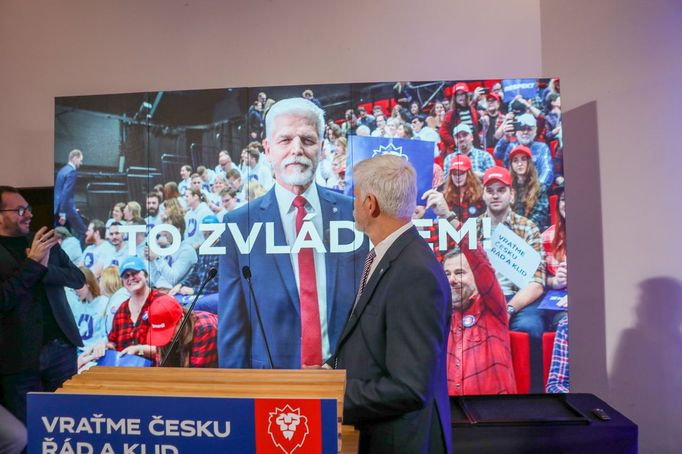 Petr Pavel sleduje velkoplošnou obrazovku umístěnou ve volebního štábu. Záběr z pražského volebního štábu prezidentského kandidáta Petra Pavla. 14. 1. 2023