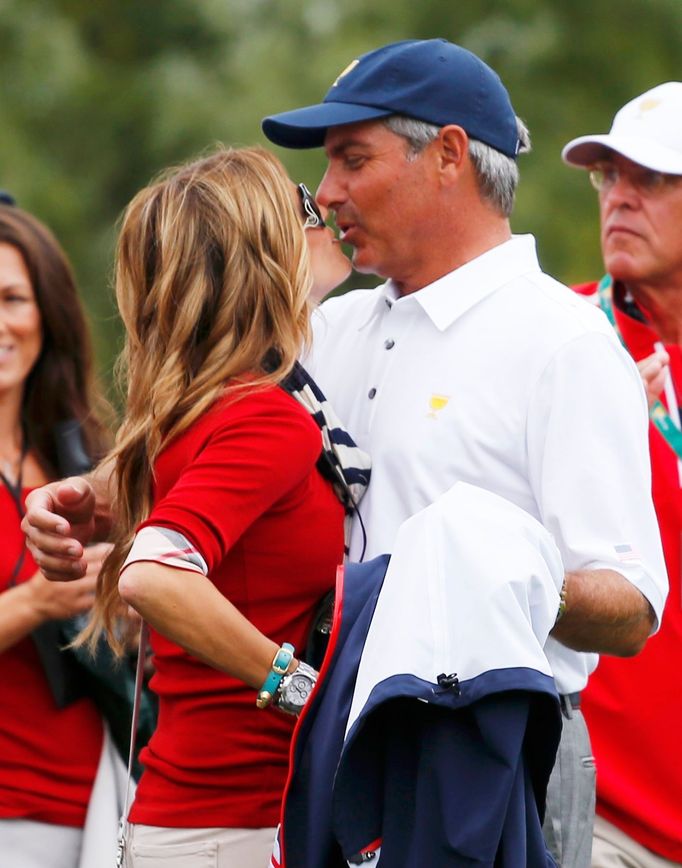 Fred Couples a jeho přítelkyně Nadine Mozeová na prezidentském poháru USA