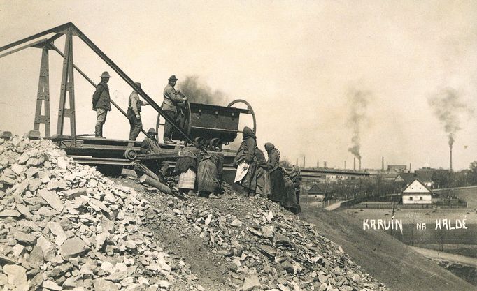 Ukázka z knihy Ondřeje Durczaka „Vzhůru do dolů! - Fotografické album průmyslového a kulturního dědictví uhelného hornictví ostravsko-karvinského revíru“ z roku 2023.