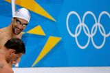 Phelps a Lochte v družném rozhovoru při tréninku v londýnském Aquatics Centre. Přímo proti sobě se oba fenomenální plavci na OH postaví dvakrát. Poprvé už v sobotu na polohové čtyřstovce.