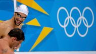 Phelps a Lochte v družném rozhovoru při tréninku v londýnském Aquatics Centre. Přímo proti sobě se oba fenomenální plavci na OH postaví dvakrát. Poprvé už v sobotu na polohové čtyřstovce.