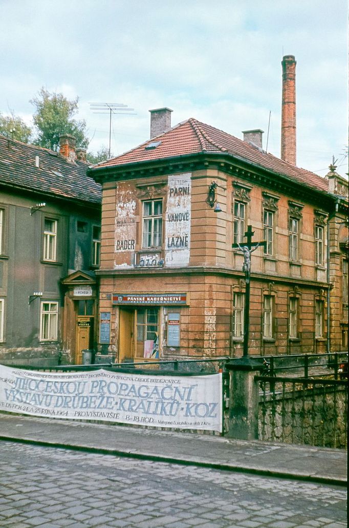 Parní lázně ve Švermově ulici (od roku 1991 ulice Karla IV.). Říjen 1964.