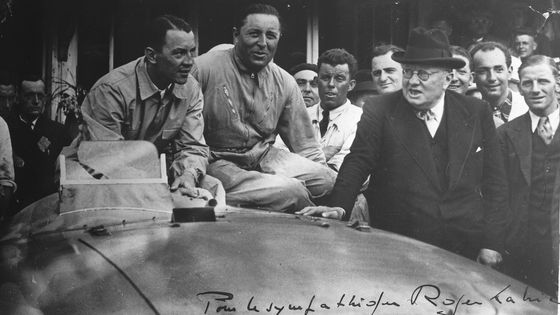 Jean-Pierre Wimille a Pierre Veyron slaví na svém Bugatti Type 57 triumf v závodu 24 hodin Le Mans 1939