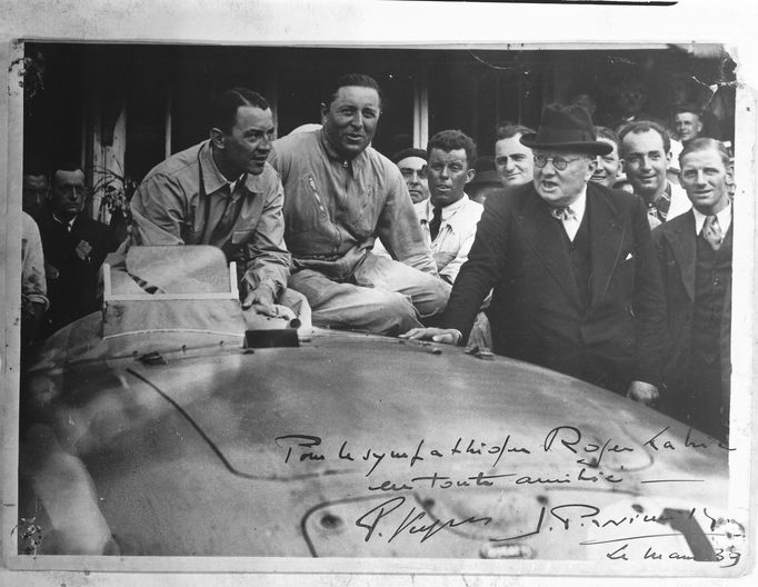 Jean-Pierre Wimille a Pierre Veyron slaví na svém Bugatti Type 57 triumf v závodu 24 hodin Le Mans 1939
